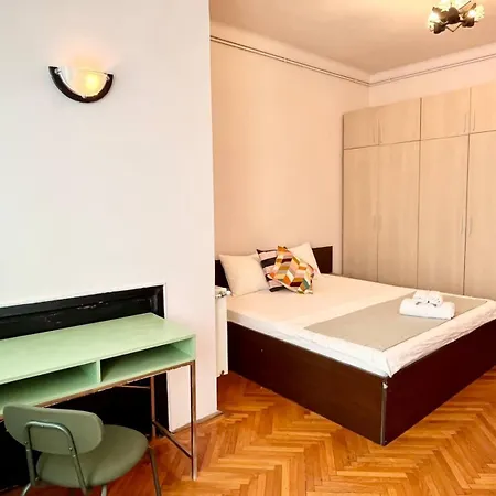 Downtown Unirii Square Private Economy Rooms With Shared Amenities Bukarest Exterior foto
