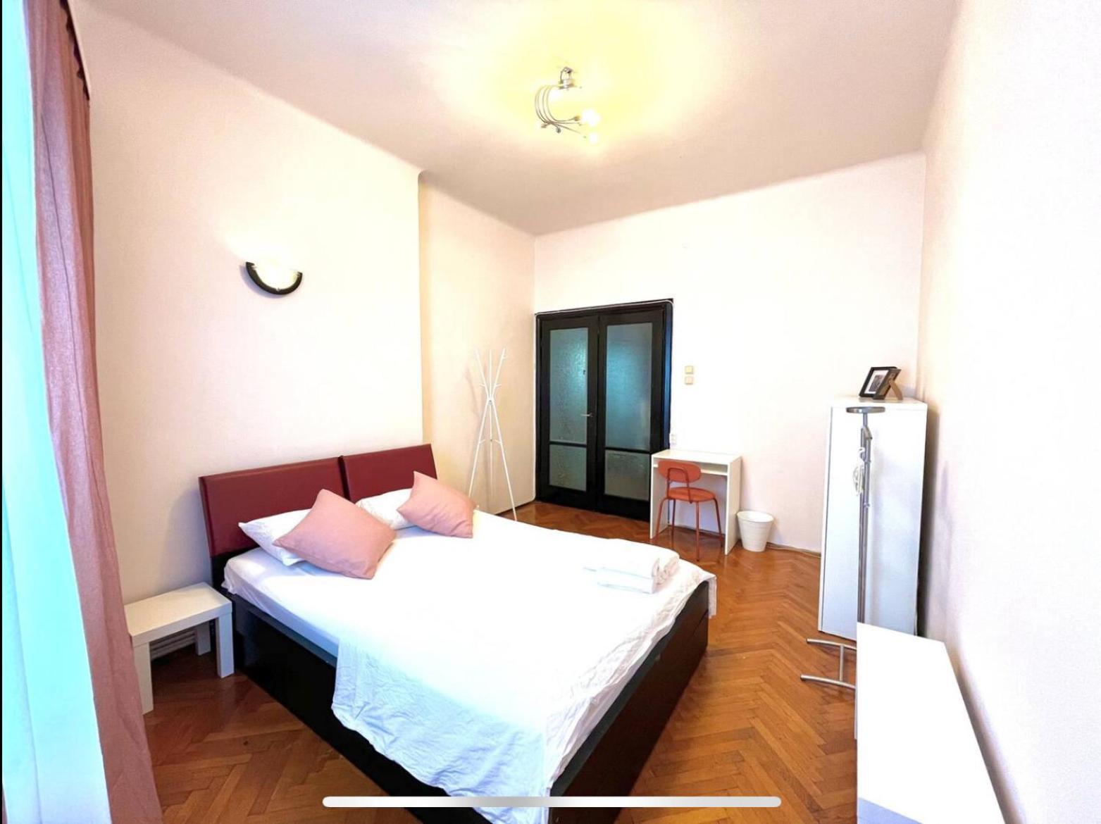 Downtown Unirii Square Private Economy With Shared Amenities Gazde/Camere de închiriat *