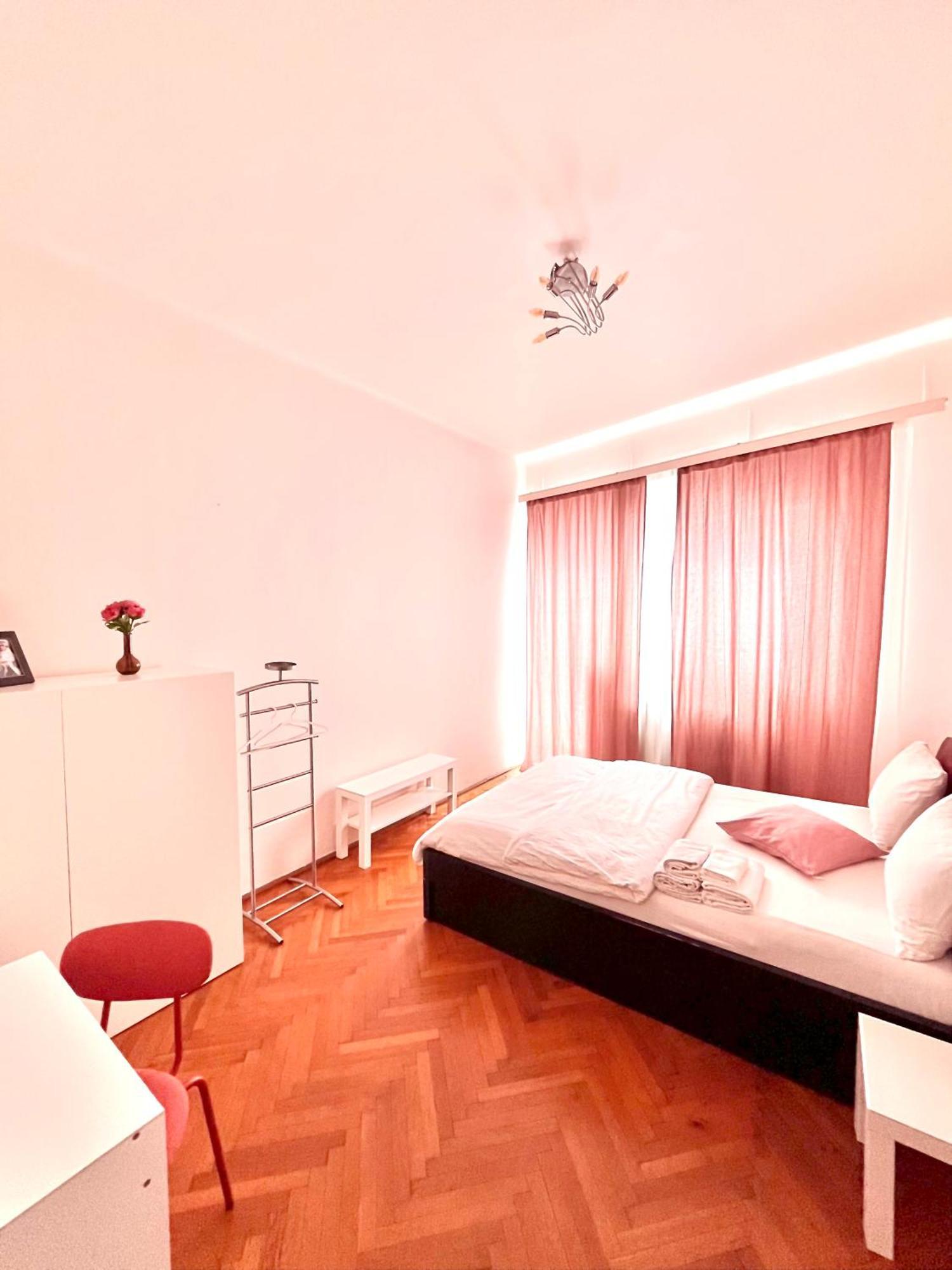 Downtown Unirii Square Private Economy With Shared Amenities Gazde/Camere de închiriat *
